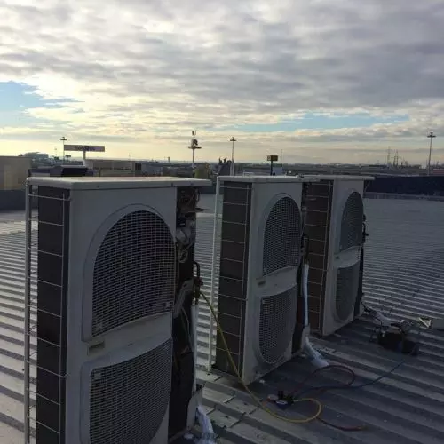 Instalacion de climatizaci&oacute;n y aire fr&iacute;o / calor realizada para oficinas en naves industriales, Madrid.
