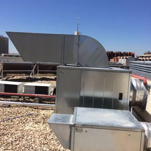 Instalaci&oacute;n de sistema de extracci&oacute;n mec&aacute;nica en edificio en Madrid