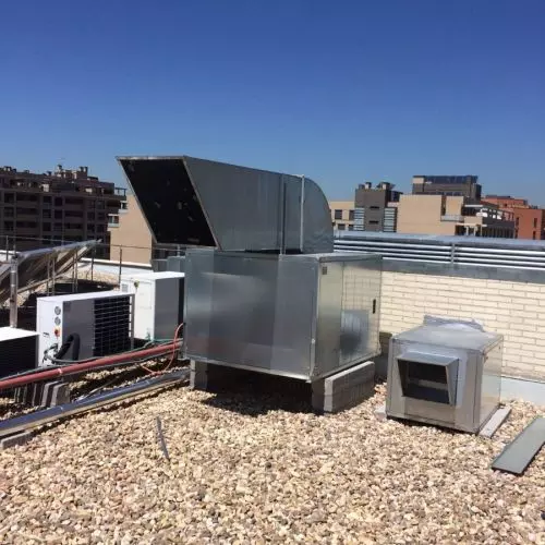 Instalaci&oacute;n de sistema de extracci&oacute;n mec&aacute;nica en edificio en Madrid